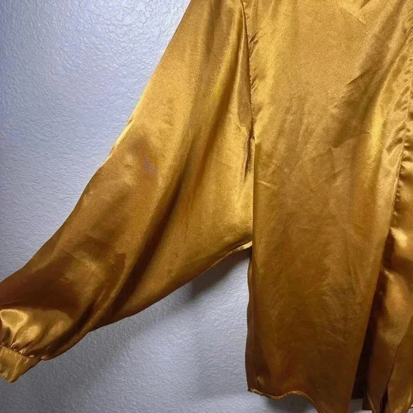 Christie & Jill Gold Button Up - Picture 4 of 4